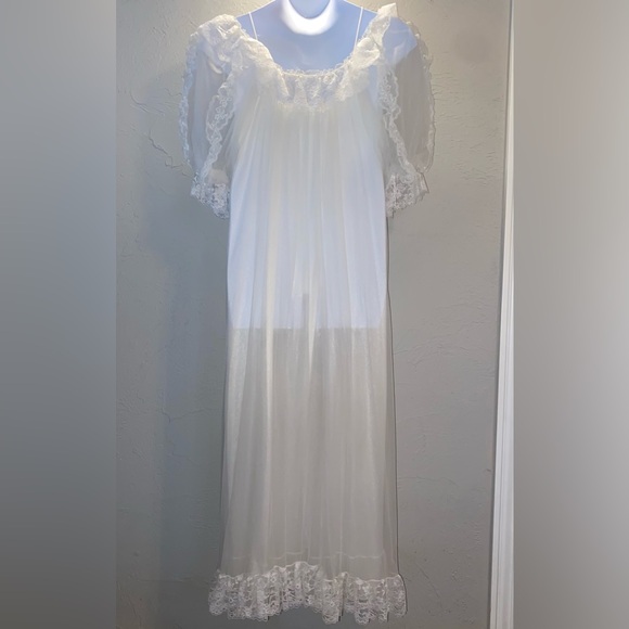 ๐Vintage 1980s White Lace Peignoir Set - Robe and Gown - Picture 8 of 12